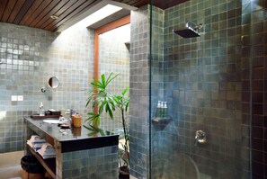 Premium bedding, in-room safe, individually decorated - Puri Tupai (Ubud)