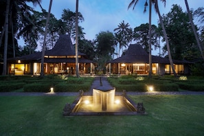 Huvila, 4 makuuhuonetta, yksityinen uima-allas, näköala puutarhaan | Ylelliset vuodevaatteet, tallelokero huoneessa