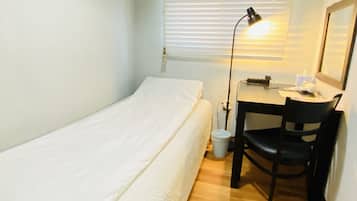 Enkeltrom | Individuelt dekorert, individuelt innredet og skrivebord