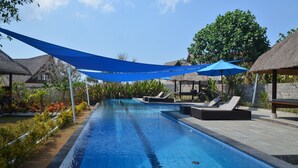 Piscine extérieure, chaises longues