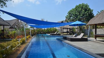 Kolam renang outdoor, dengan kursi berjemur