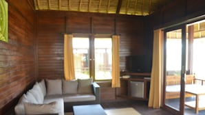 Bungalow, 1 chambre, vue piscine | Coin séjour
