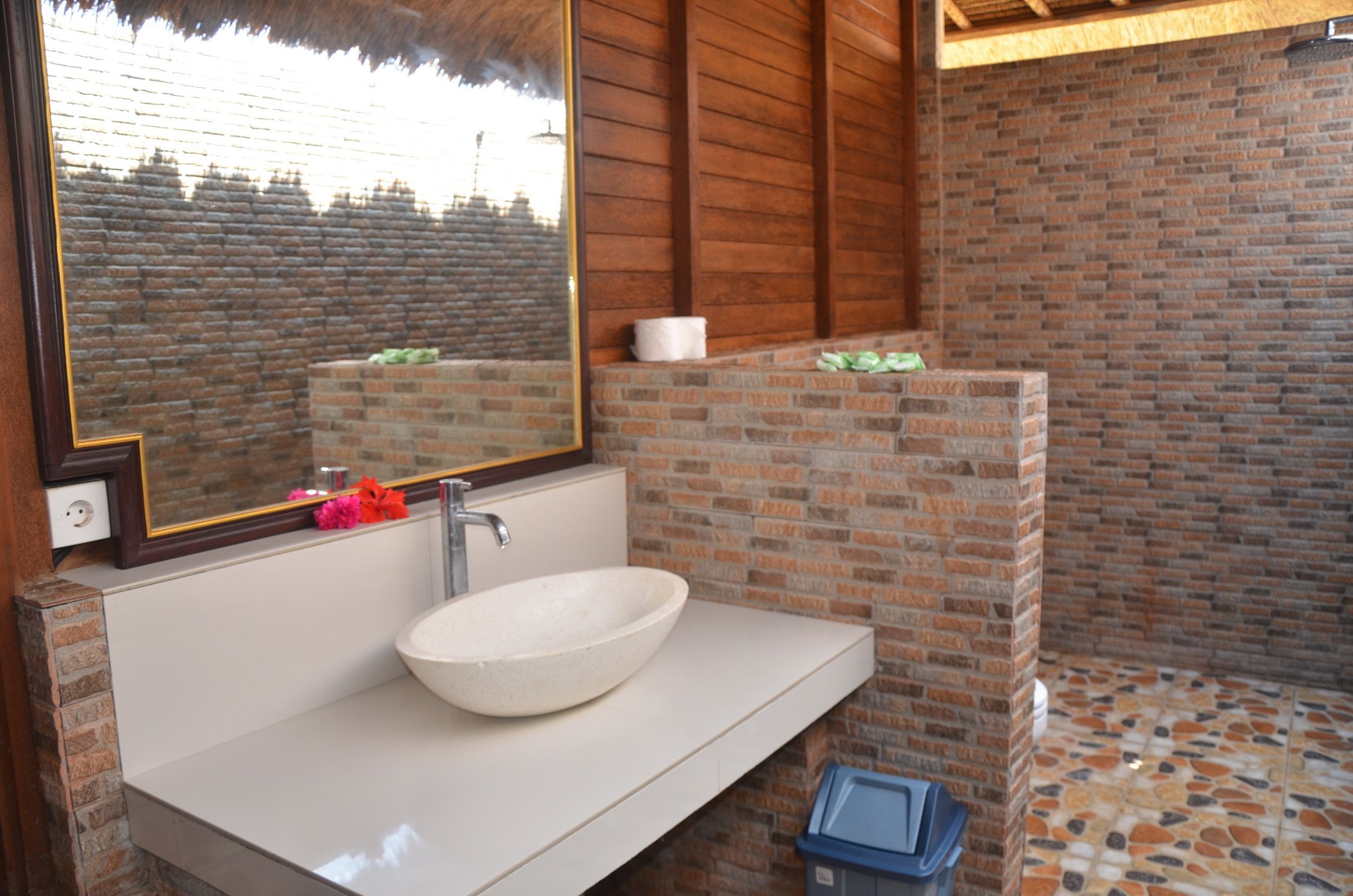 deluxe cottage | bathroom sink