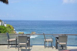 Breakfast, lunch, dinner served; international cuisine, sea views 