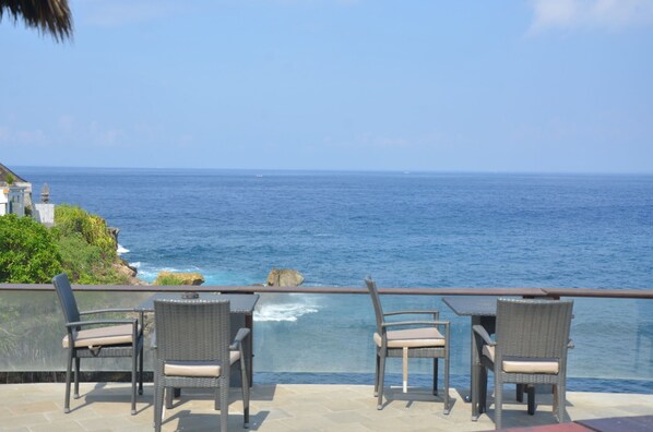 Se sirven desayunos, comidas y cocina internacional con vista al mar
