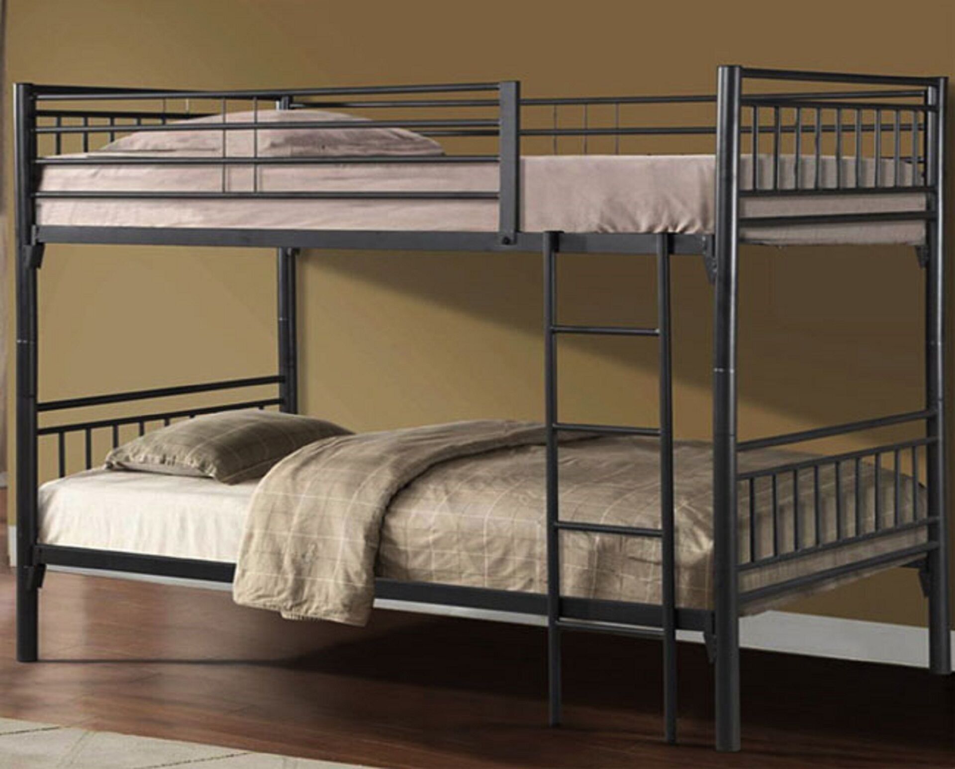 Una cama litera con colchón y almohadas, frente a una pared lisa.