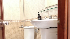 A bathroom with a toilet, sink, and shower. - Saigon Cozy2 Hotel (Ho Chi Minh City)
