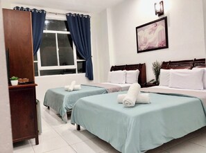 Habitación cuádruple familiar | Escritorio, wifi gratis y ropa de cama
