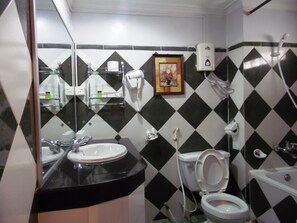 Bathtub, hair dryer, towels - Golden Gate Hotel (Phnom Penh)