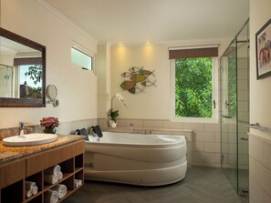 Family Triple Room, 3 Bedrooms | Bathroom | Separate bathtub and shower, rainfall showerhead, free toiletries - Anantara Vacation Club Legian (Legian)