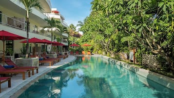 Piscina all'aperto, ombrelloni da piscina, lettini