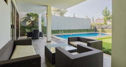 BreezeBlows City View 5BR with Pool + Familly Room