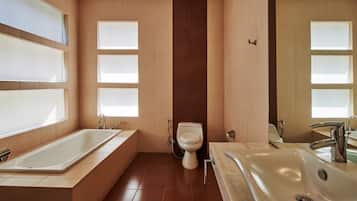5 bedrooms villa pool | Bathroom | Free toiletries, hair dryer, slippers, towels