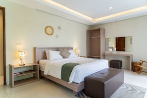5 bedrooms villa pool | 4 bedrooms, desk, iron/ironing board, rollaway beds