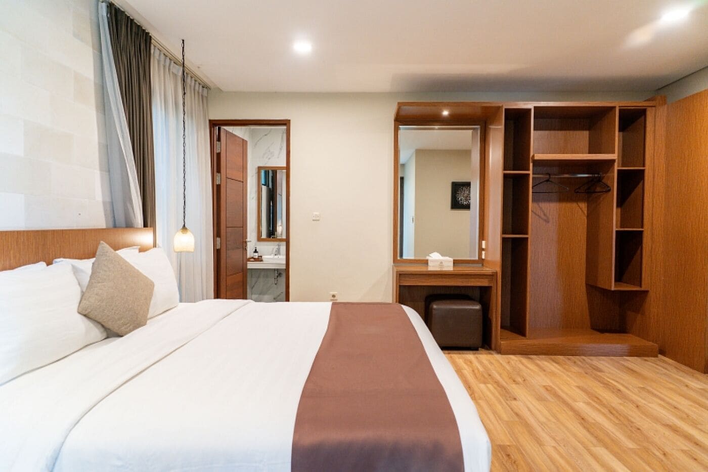 5 bedrooms villa pool | 4 kamar tidur, meja kerja, dan setrika/meja setrika