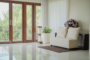 Habitació | Sala d'estar | Televisor de pantalla plana de 40 polzades amb canals per satèl·lit 