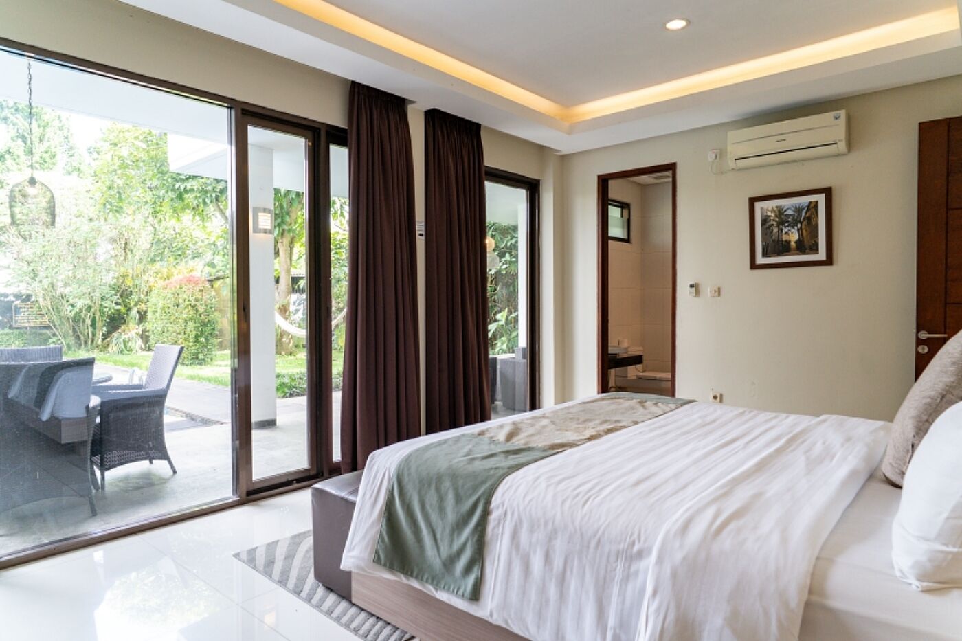5 bedrooms villa pool | 4 bedrooms, desk, iron/ironing board, rollaway beds