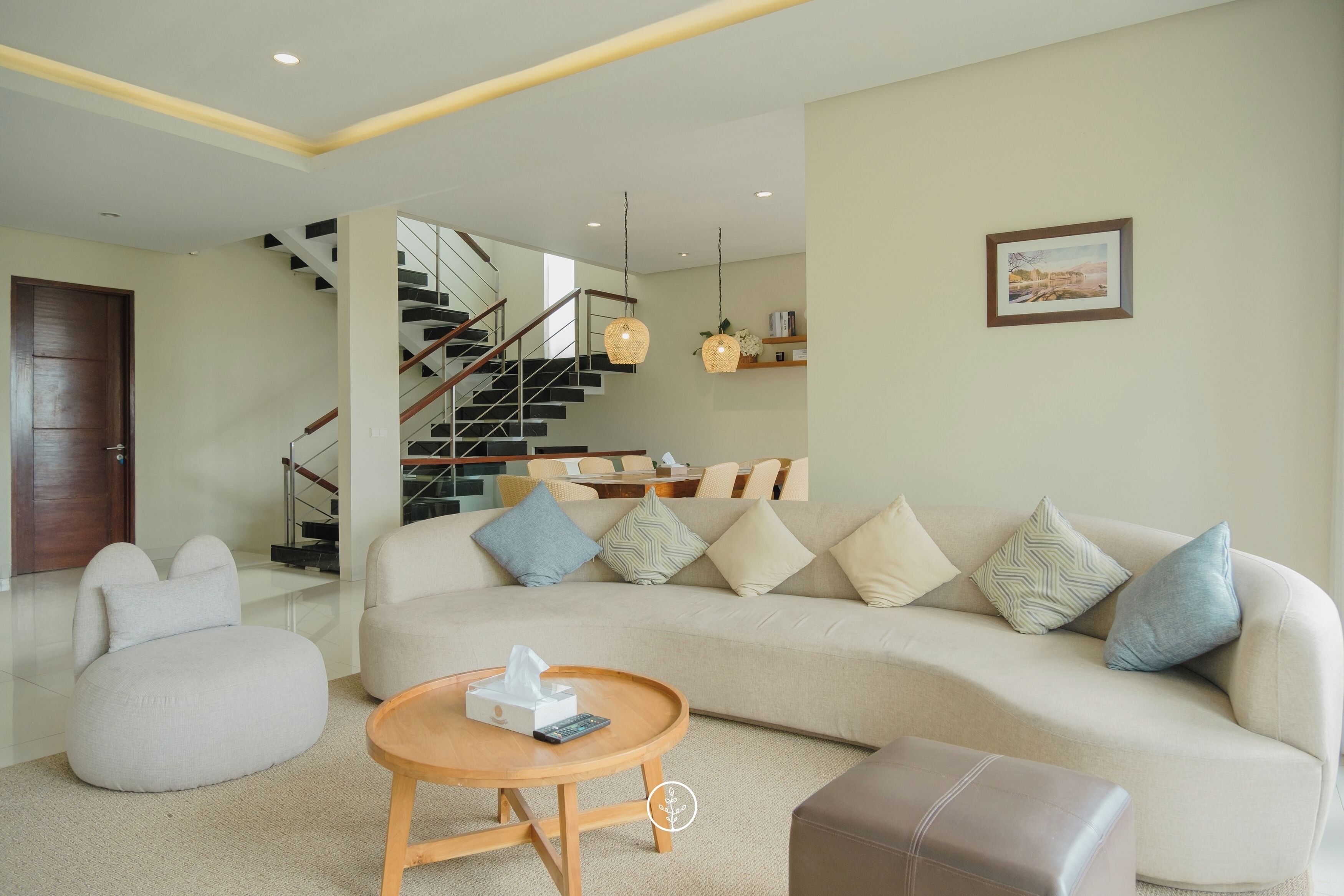 5 bedrooms villa pool | Sala de estar | Televisión de pantalla plana de 40 pulgadas con canales por satélite