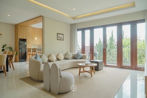 5 bedrooms villa pool | 거실 | 위성 채널 시청이 가능한 40인치 평면 TV, 플라스마 TV, DVD 플레이어
