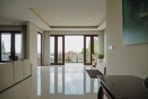 Interior detail - BreezeBlows City View 5BR with Pool + Familly Room (Cimenyan)