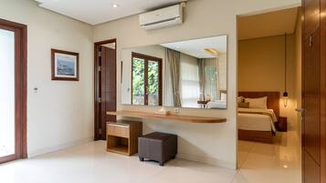 5 bedrooms villa pool | 4 bedrooms, desk, iron/ironing board, rollaway beds