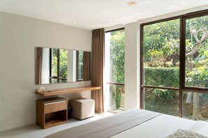 Une chambre à coucher moderne avec une grande fenêtre, une table de chevet, un miroir et un banc intégré.