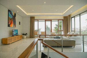 40-inch flat-screen TV with digital channels, plasma TV