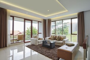 4 Bedrooms Villa with Private Pool | Living room | 40-inch flat-screen TV with digital channels, plasma TV