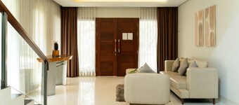 Ohara City View 5BR Villa Heated Pool and Billiard