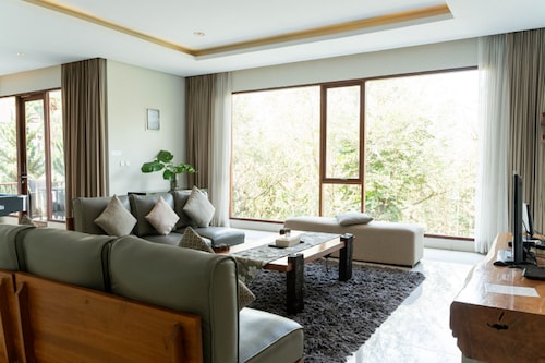 Ohara City View 5BR Villa Heated Pool and Billiard
