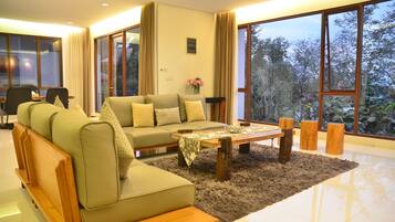 Familjevilla - 5 sovrum - privat pool | Vardagsrum | 40-tums platt-tv med digitalkanaler och plasma-tv