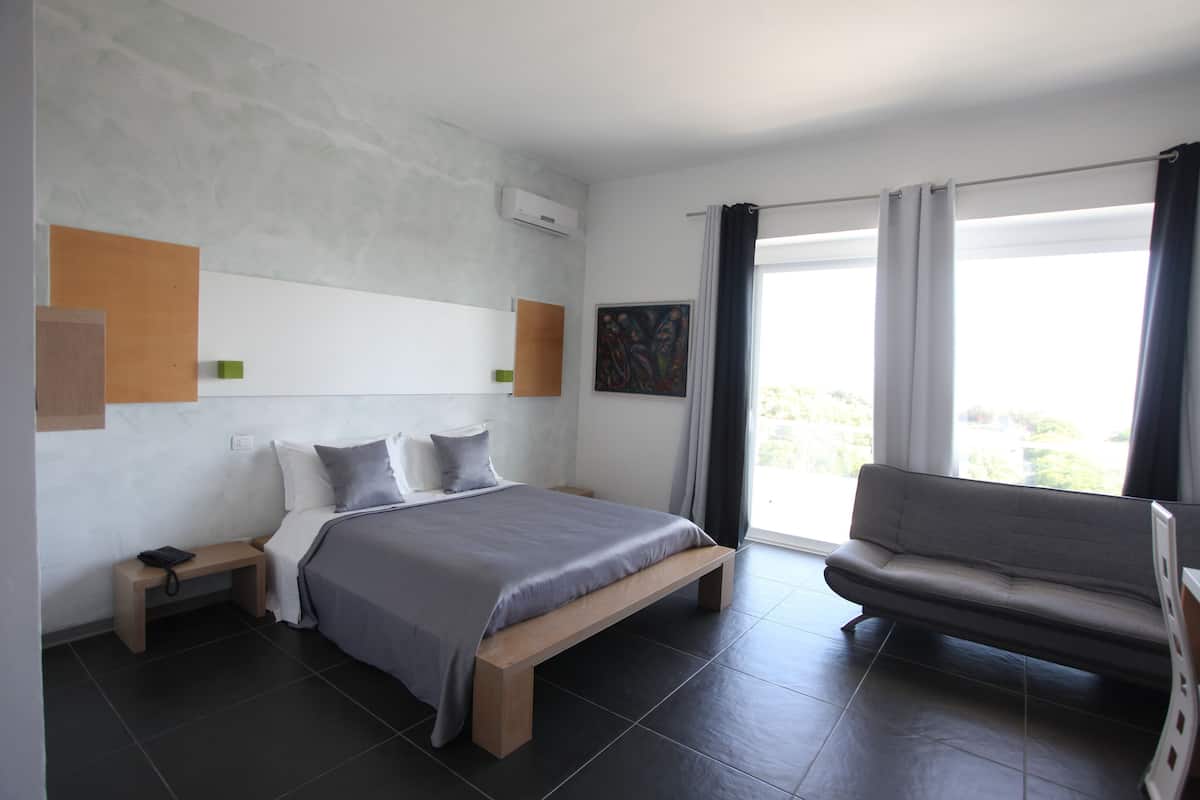 Suite Deluxe, vue sur la mer | Minibar, coffre-fort, bureau, lit de bébé (supplément)