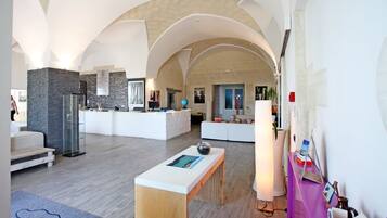 Coin salon dans le hall