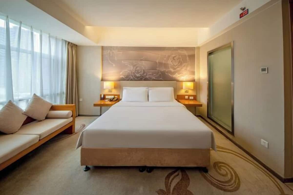 In-room safe, free WiFi