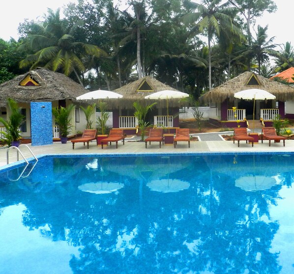 Una piscina al aire libre