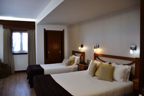 Minibar, coffres-forts dans les chambres, bureau, rideaux occultants