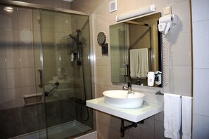 Free toiletries, hair dryer, towels - Hotel Dona Sofia (Braga)