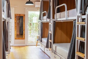 Dortoir Partagé, salle de bains commune (1 bed in 10 bed dorm) | Coffres-forts dans les chambres, rideaux occultants