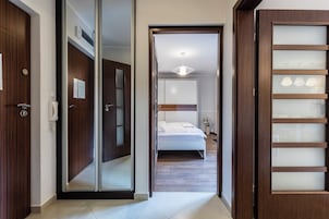 Apartamento, 1 quarto, cozinha americana (Tetmajer 2) | Ferros/tábuas de passar roupa, Wi-Fi de cortesia, roupa de cama