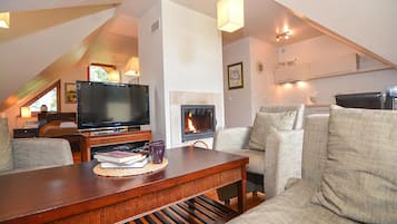 Comfort Studio Apartment, Kitchenette | Living room | Flat-screen TV, fireplace