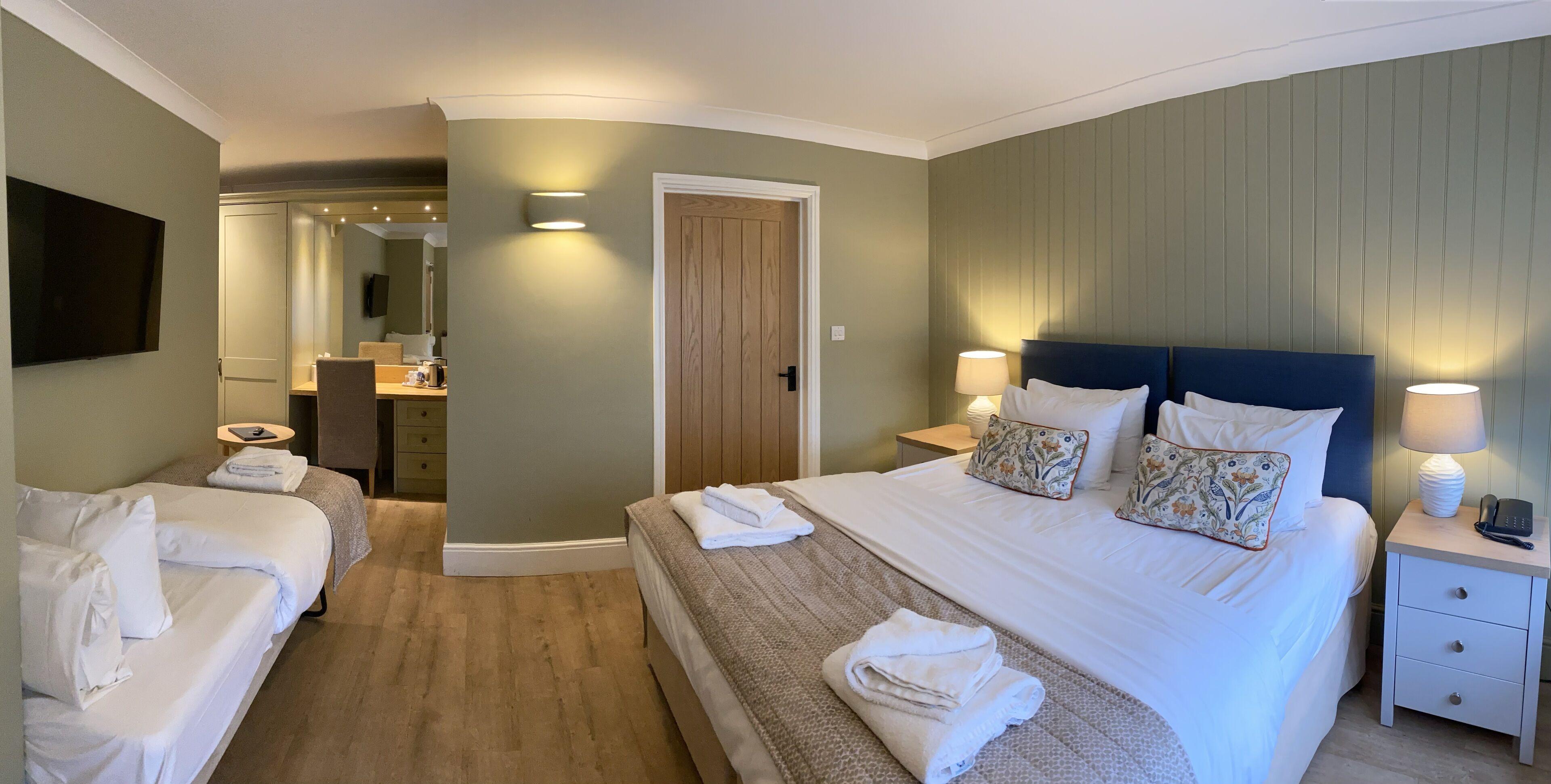 Habitación triple familiar | Tabla de planchar con plancha, wifi gratis, ropa de cama