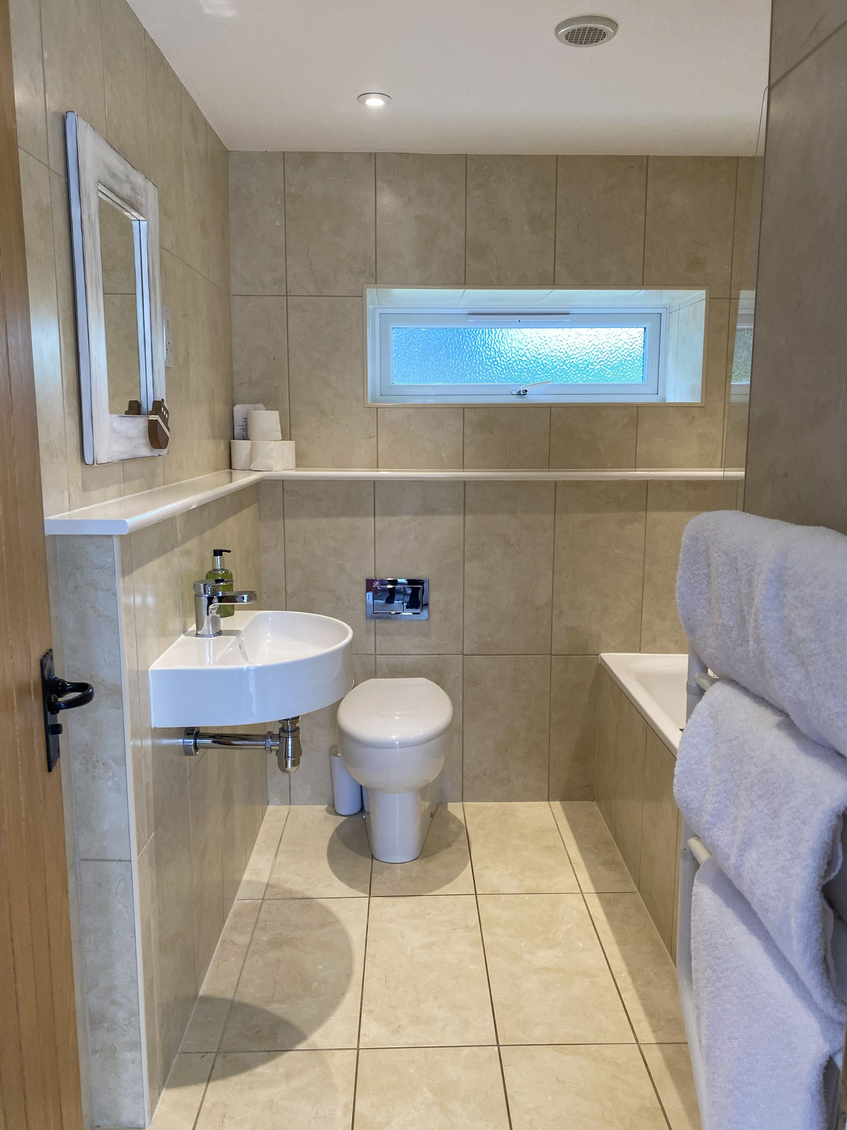 Un baño moderno con inodoro, lavamanos y bañera.