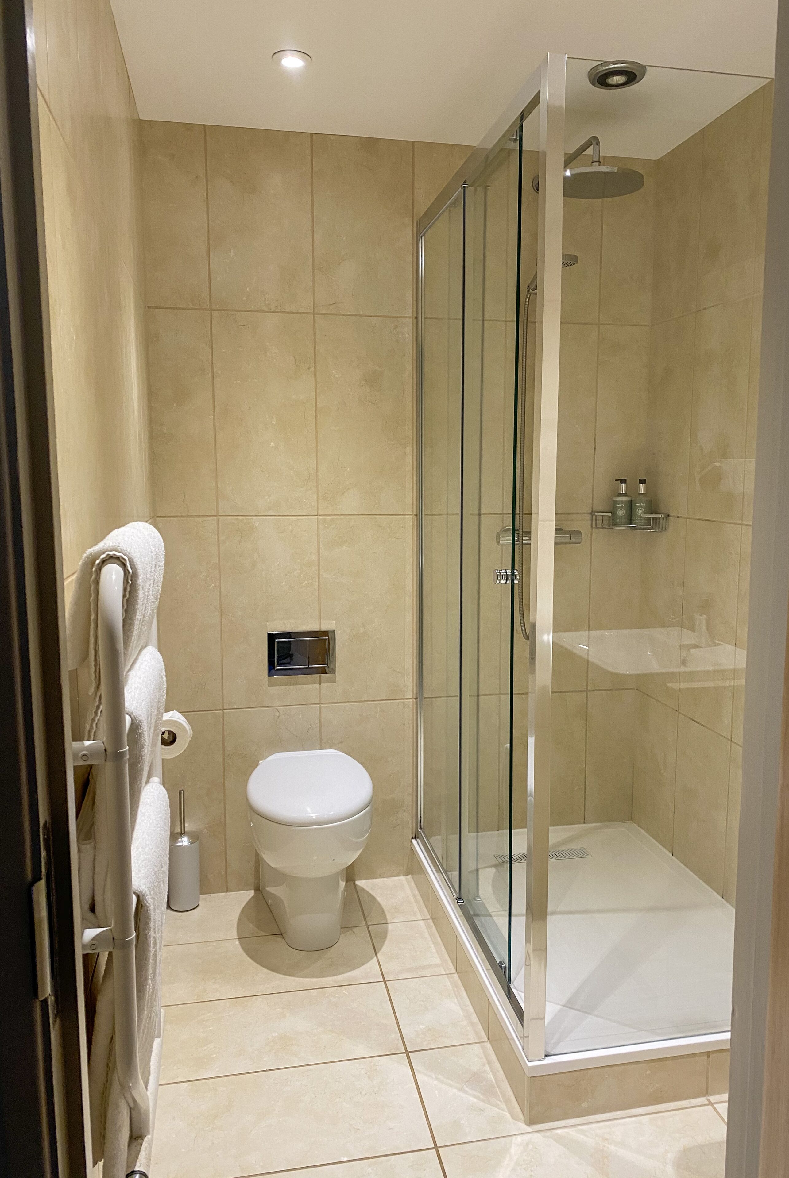 economy double room | bathroom | combined shower/bathtub, free toiletries, towels