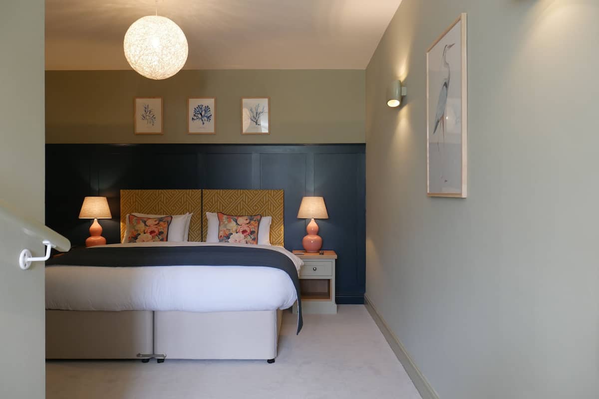 Deluxe Double Room | Iron/ironing board, WiFi (free), bed sheets