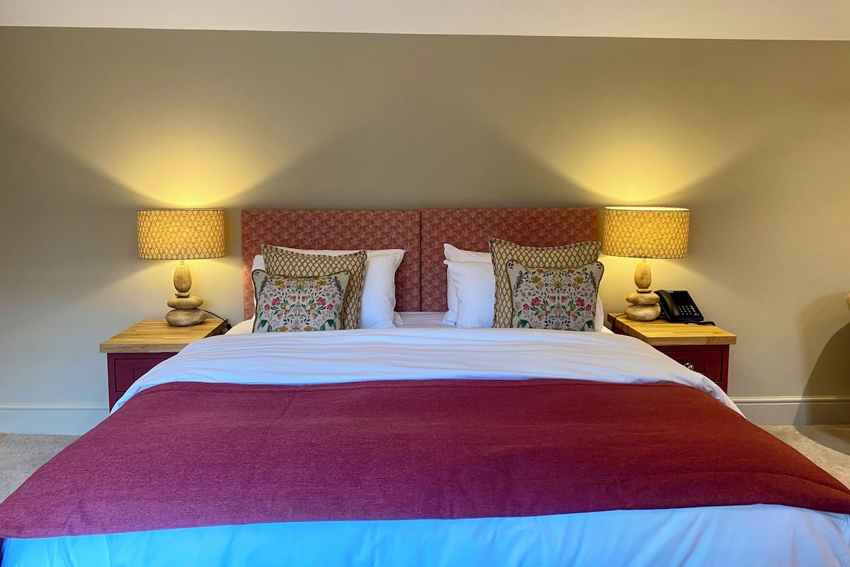 Executive Suite, Courtyard View | Iron/ironing board, WiFi (free), bed sheets