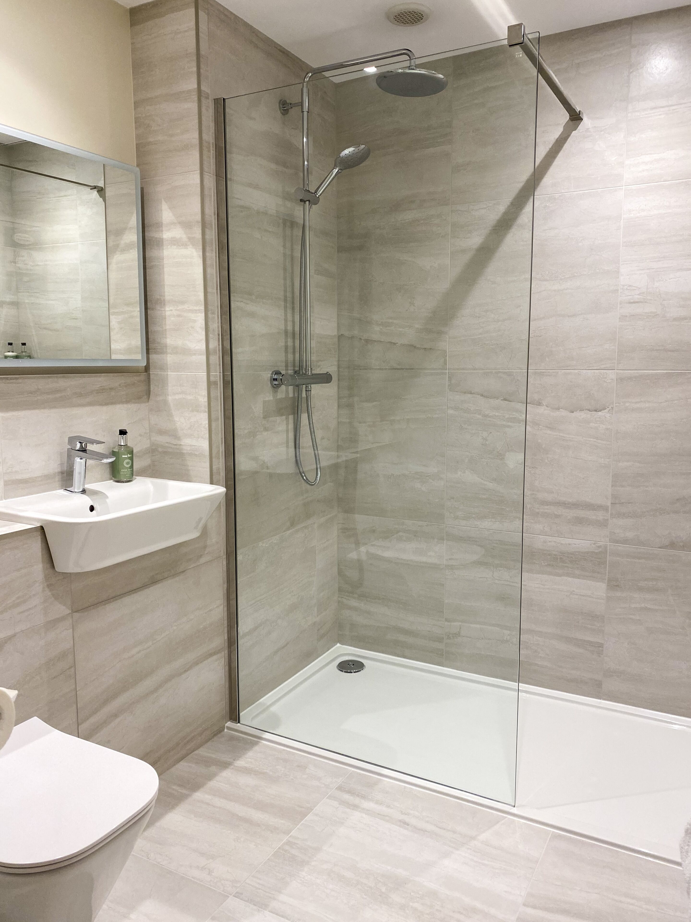 superior double room | bathroom | combined shower/bathtub, free toiletries, towels