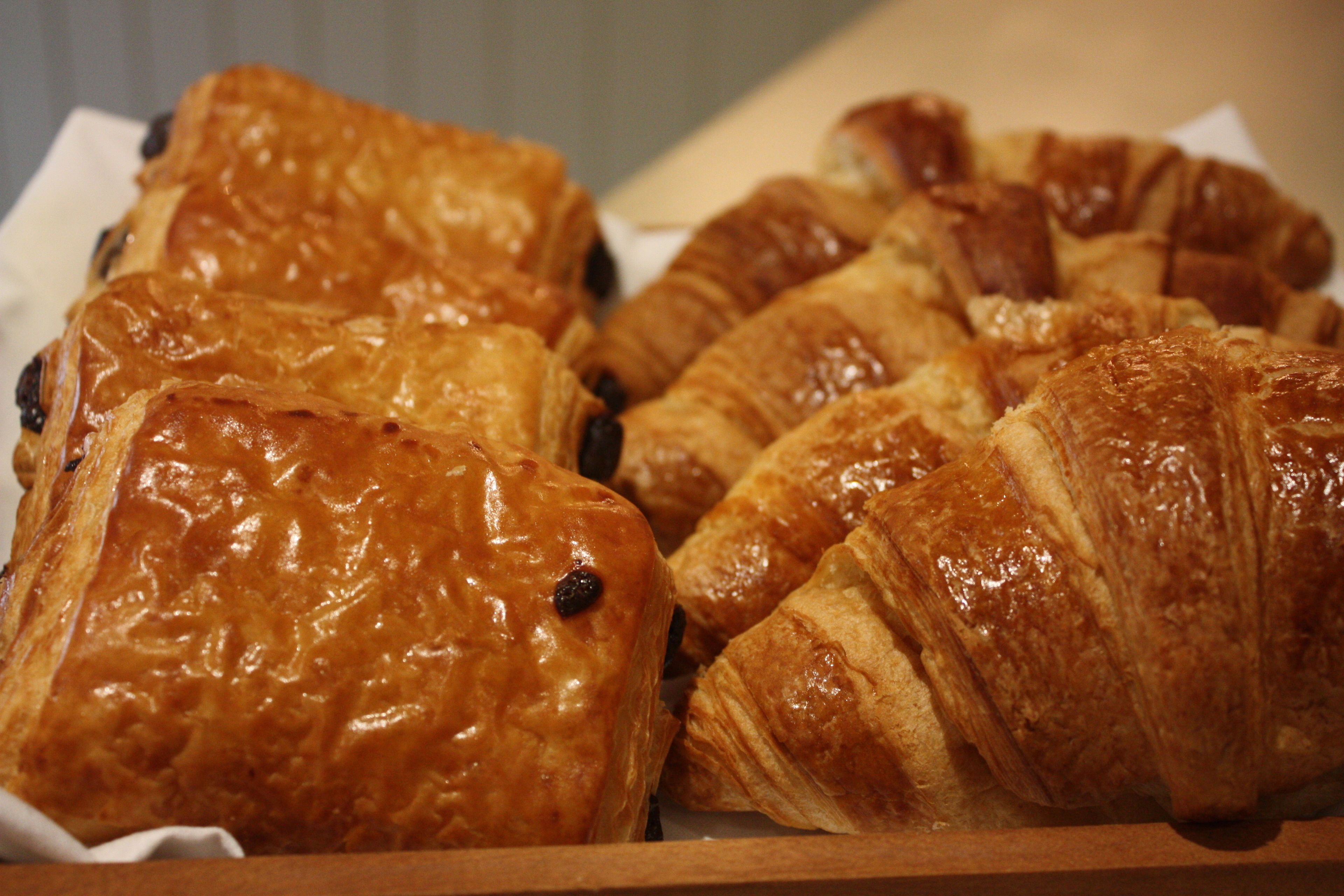 Eine Auswahl an Gebäck, darunter Croissants und Blätterteig.