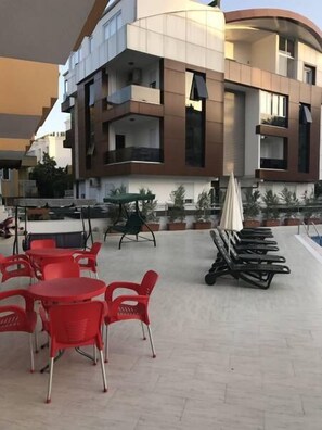 Außenpool (je nach Saison geöffnet), Sonnenschirme, Liegestühle