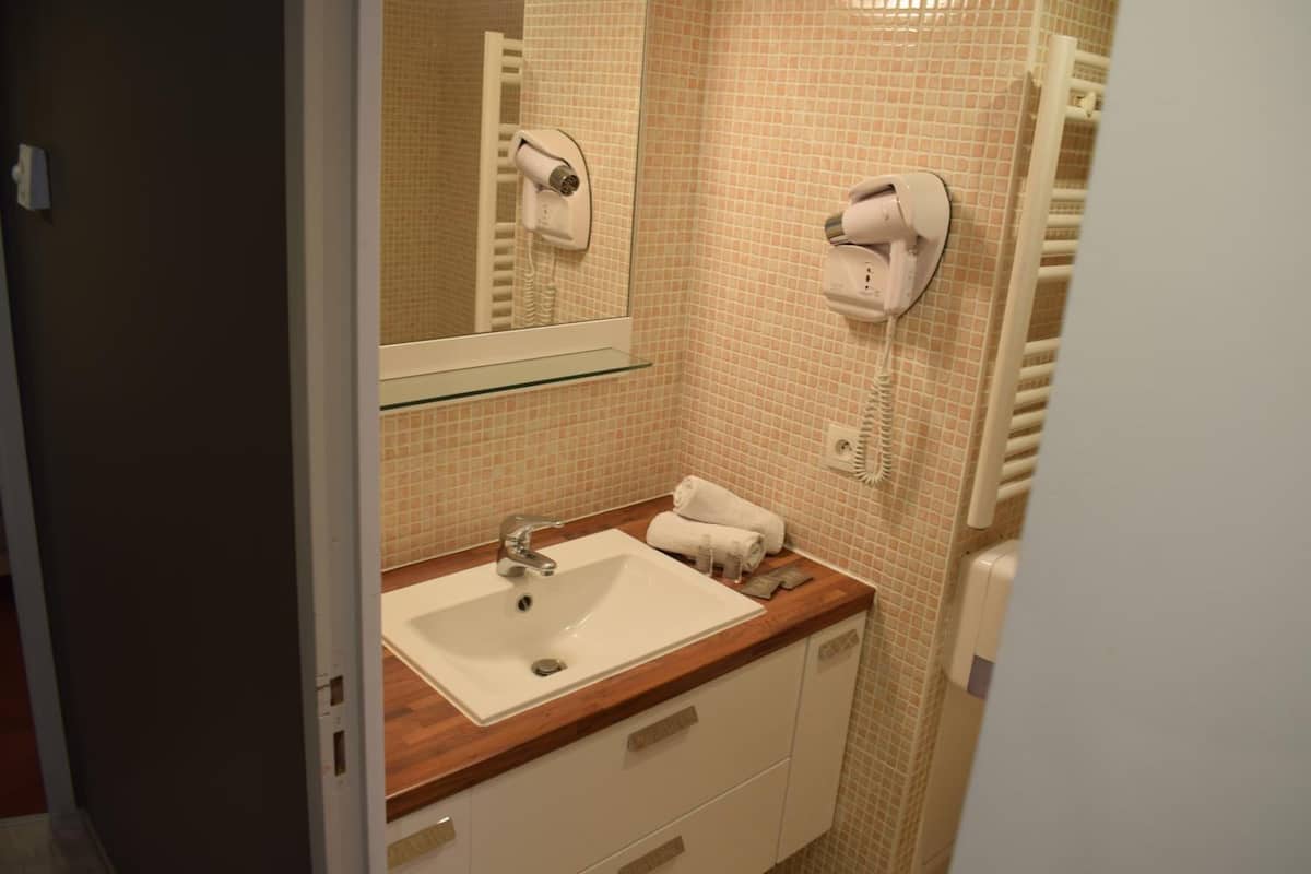 combined shower/bathtub, free toiletries, hair dryer, bathrobes