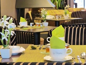 Tägliches Frühstücksbuffet gegen Gebühr